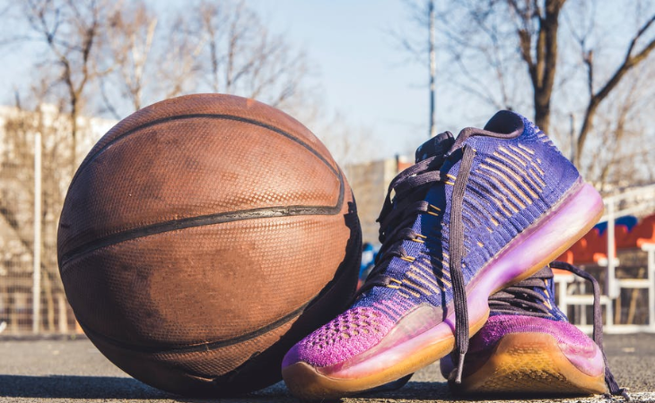 O Instituto promove acesso à prática esportiva a mais de 1,3 mil crianças e adolescentes, que praticam basquete (Foto: Pexels/Mike)
