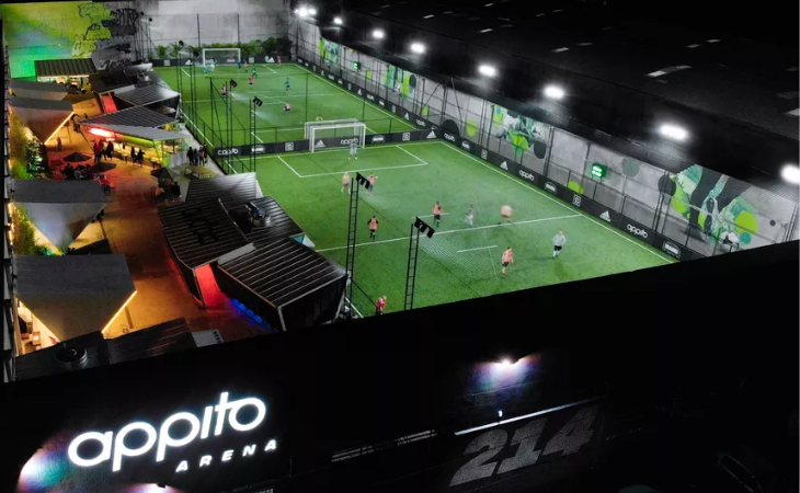 Os dois campos de futebol society da sportstech atendem mensalmente cerca de 1,5 mil pessoas (Foto: Divulgação)