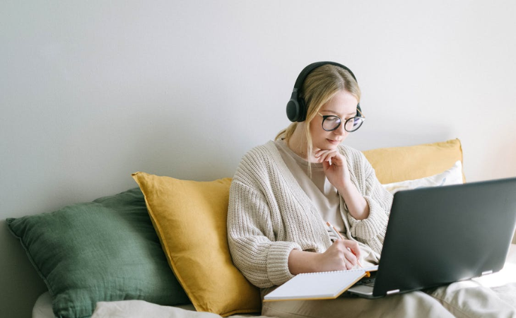 Aprendizes e estagiários também poderão atuar no modelo de trabalho remoto (Foto: Pexels/ Ivan Samkov)