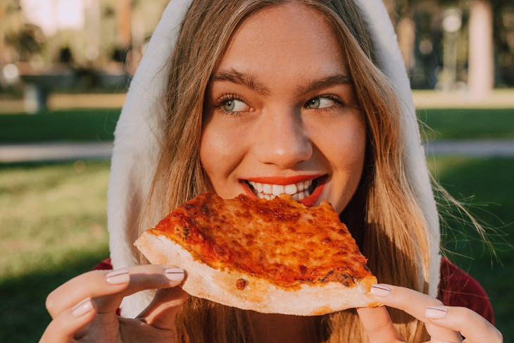 Sua movimentação financeira é a pizza. A moça mordendo é o governo. Foto: Pexels.