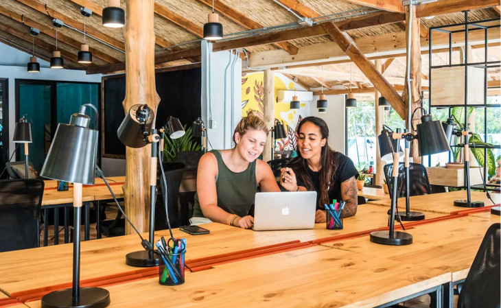 Espaço de coworking em um dos hotéis Selina. Foto: Divulgação/Selina
