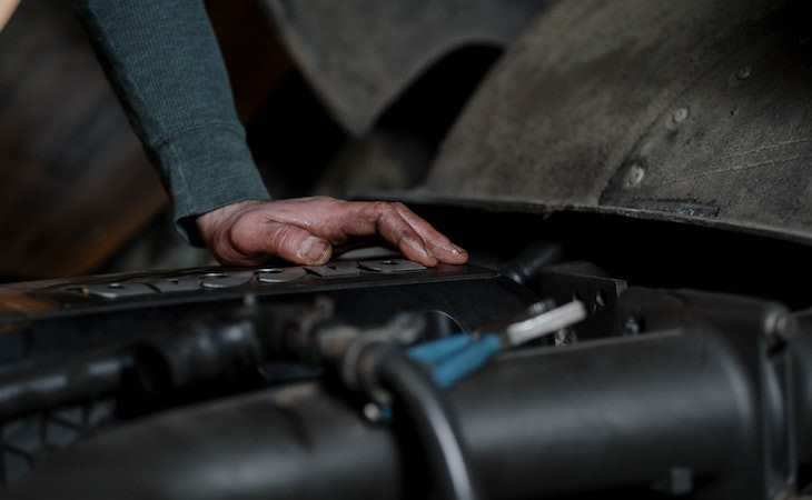 "Está pingando óleo aqui em algum lugar". Foto: Pexels.