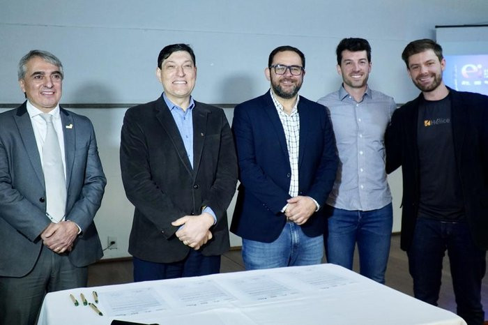 Cláudio Meneguzzi Júnior (Reitor da Uniftec), Gelson Rech (Reitor da UCS), Denis Chidem (Reitor da FSG), Felipe Corradi (presidente do Instituo Hélice) e Thomas Job (executivo do Instituto Hélice).