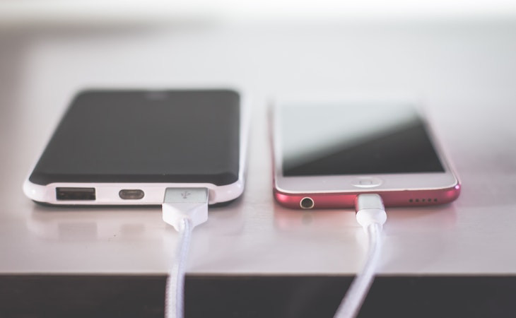 Cada europeu tem em média três carregadores em casa. Foto: pexels.