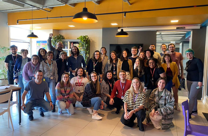 Equipe da Thoughtworks aproveitou para fazer uma foto com Vera Guasso. Foto: Divulgação