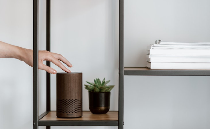 Alexa, agora com outra voz. Foto: Pexels.