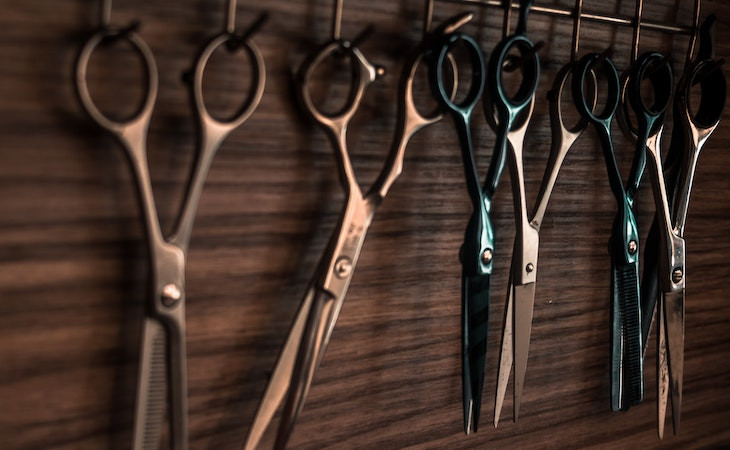 Cortes, cortes e mais cortes. Foto: Pexels.