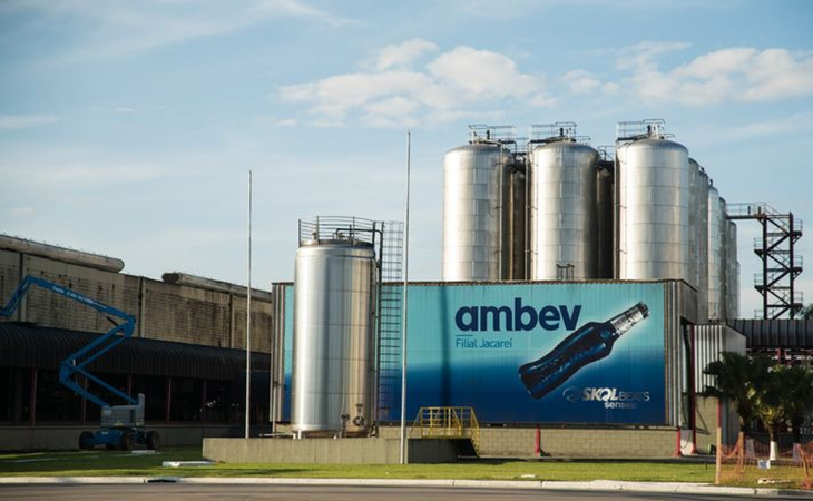 Ambev nasceu, em 1999, da união entre as centenárias Cervejaria Brahma e Companhia Antarctica (Foto: Divulgação)