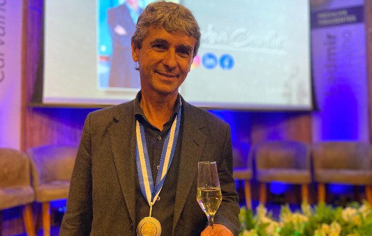 Ladmir Carvalho, a medalha e uma merecida taça de espumante. Foto: Divulgação.