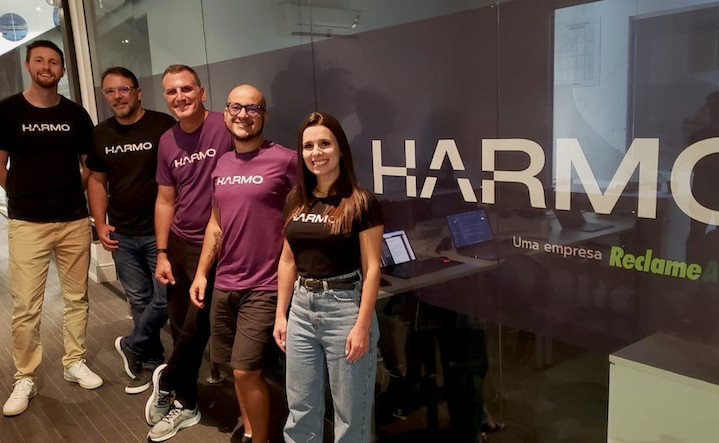 Executivos da Harmo e da Reclame Aqui. Foto: Divulgação