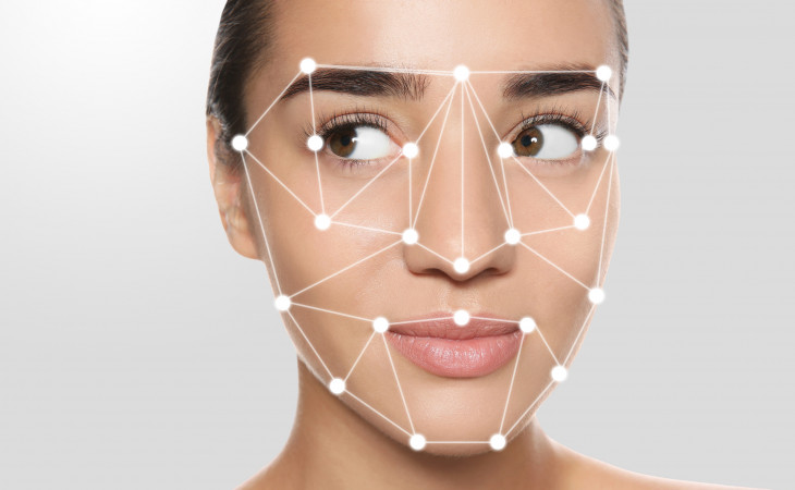 Quando o e-commerce questionar alguma compra, o consumidor receberá um SMS para realizar a biometria facial. Foto: Depositphotos