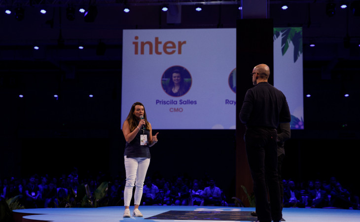 Priscila Salles, CMO do Inter, durante o Salesforce World Tour. Foto: divulgação.