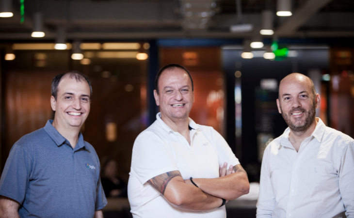 Da esquerda para a direita: Peter Kreslins Jr., Vitor Sousa e Rodrigo Bernardinelli, co-founders da Digibee (Foto: Divulgação/Celso Doni)