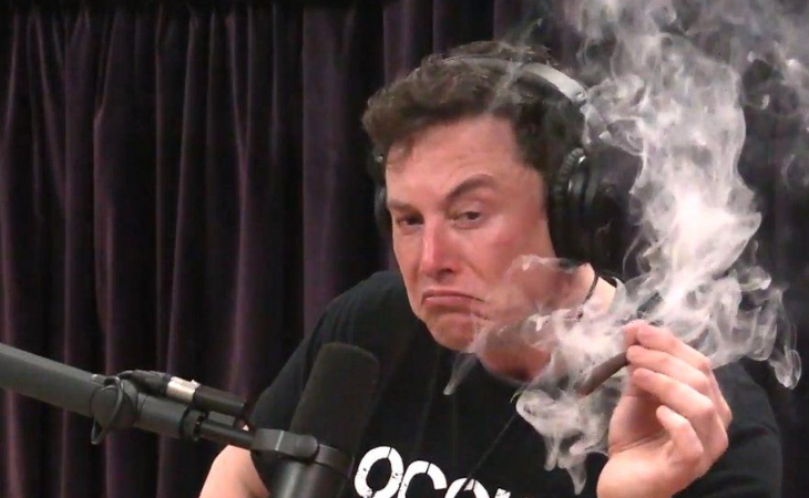 Elon Musk fumando maconha no podcast The Joe Rogan Experience (Foto: Youtube)