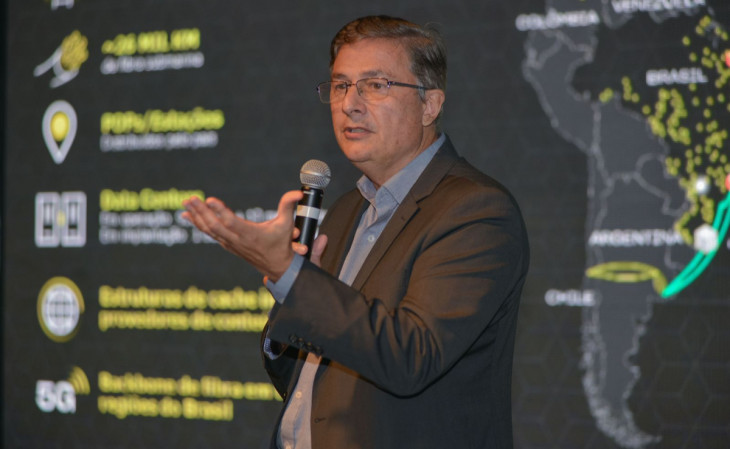 Cicero Olivieri, vice-presidente de engenharia e CTO da V.tal, na apresentação do V.OA. Foto: divulgação.