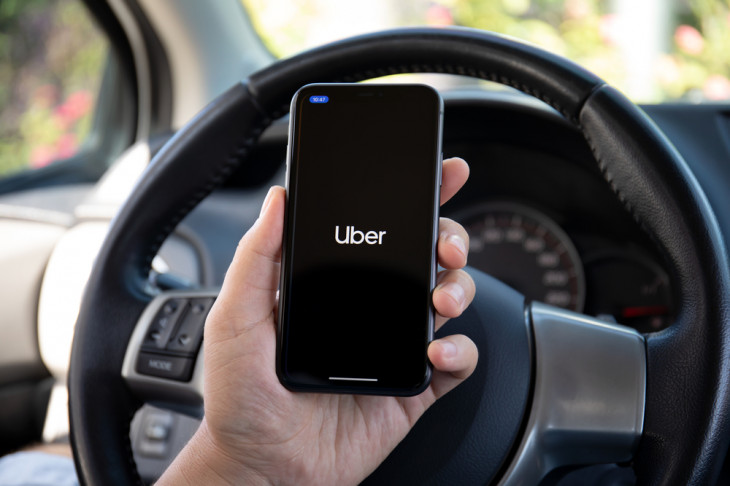 Motorista deveria ser funcionário do Uber? Foto: Deposiphotos.