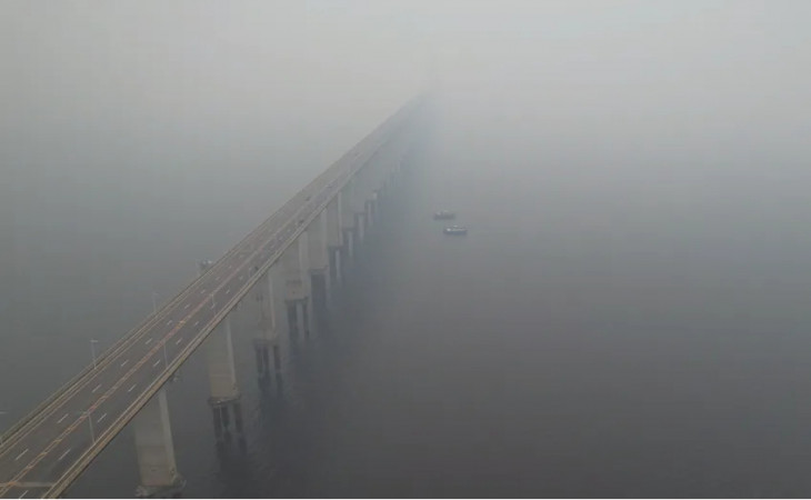 Fumaça na Ponte Rio Negro, em Manaus. Foto: William Duarte/Rede Amazônica