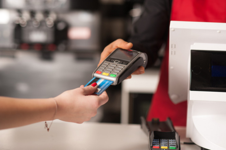 Cuidado ao pagar com cartão. Foto: Depositphotos.