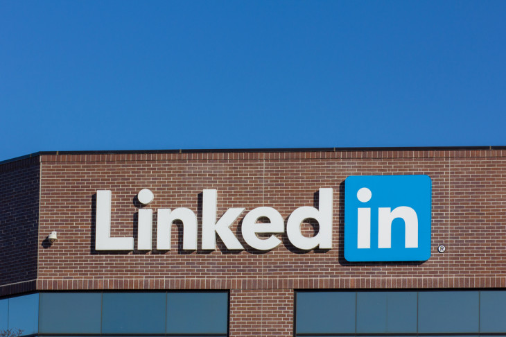 Céu sem nuvens no LinkedIn. Foto: Depositphotos.