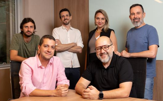 Luís Maia, CEO da Peppery, Marcio Coelho, CEO da Brivia, e executivos das empresas. Foto: Divulgação