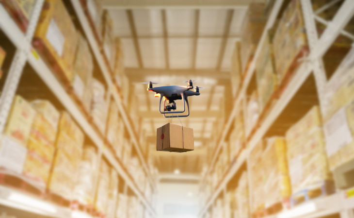 Agência removeu a exigência de ter observadores humanos posicionados a cada quilômetro na rota de um drone. Foto: Depositphotos