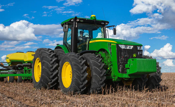 Os tratores da marca nos dois países poderão ser equipados com o terminal Starlink. Foto: Divulgação/John Deere