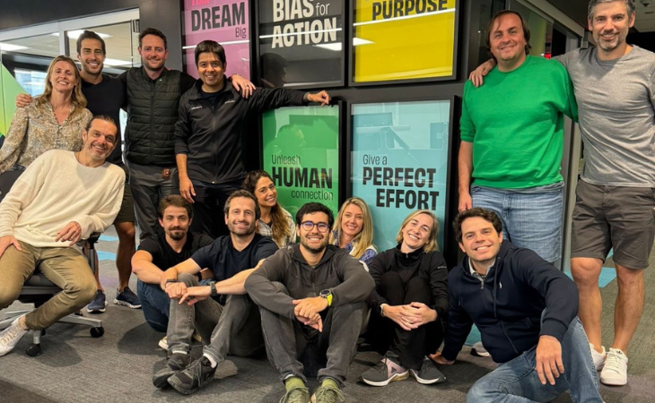 Slivskin (sentado no canto inferior direito) com o time da Betterfly (Foto: LinkedIn)