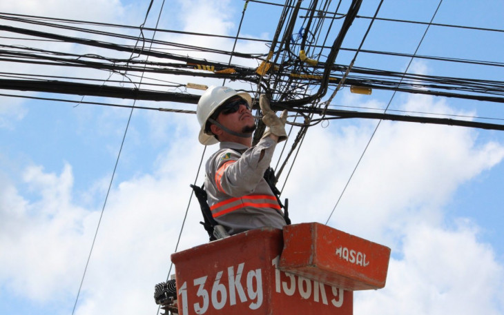 Técnico da Celesc coloca a mão na massa, ou, melhor dito, no fio. Foto: Celesc.