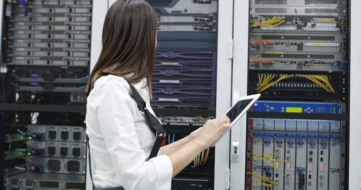 Alguém precisa ficar de olho nesses data centers. Foto: Depositphotos.