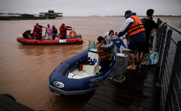 Defesa Civil fazendo resgates em Porto Alegre. Foto: Cesar Lopes/ PMPA.