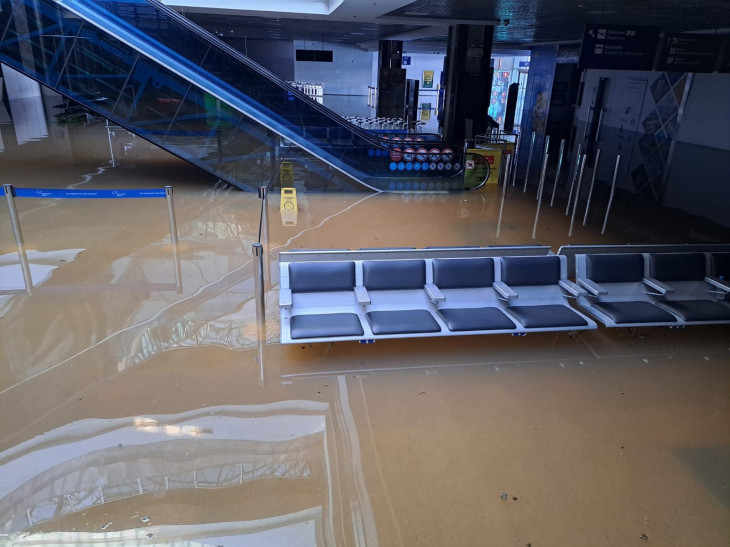 Saguão do aeroporto está alagado. Foto: Reprodução/AeroEntusiata/Twitter