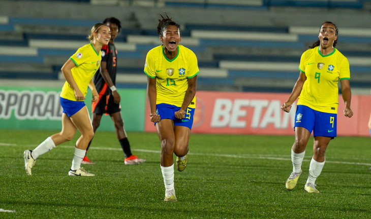 Futebol feminino brasileiro comemora. Foto: flickr.com/photos/cbf_futebol/