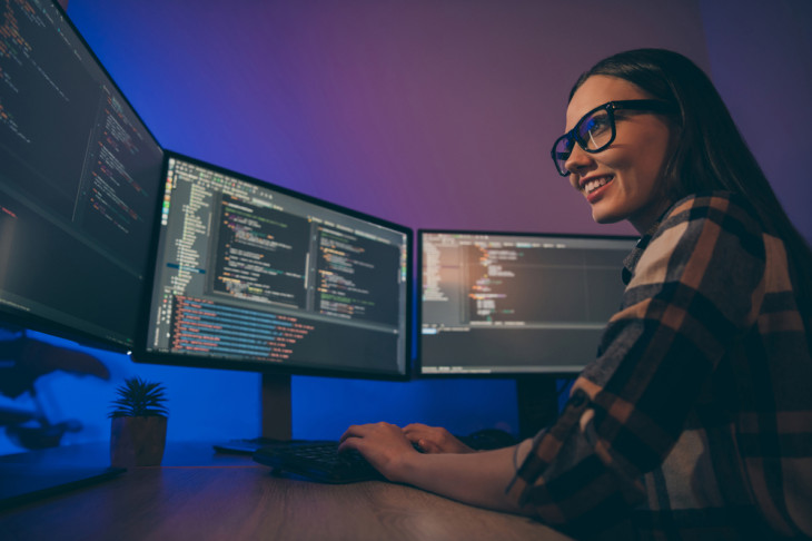 Uma IA pode fazer esse trabalho, sem usar tantas telas. Foto: Depositphotos.