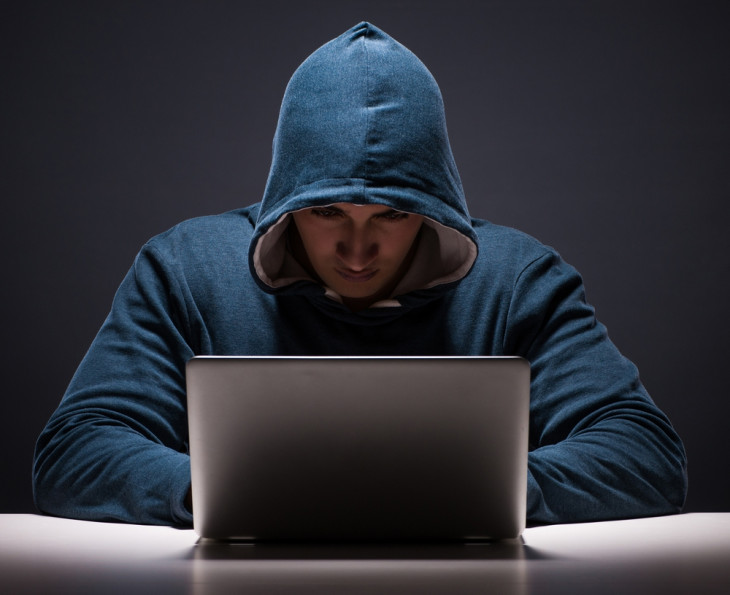Hackers normalmente cometem crimes usando um capuz. Foto: Depositphotos.