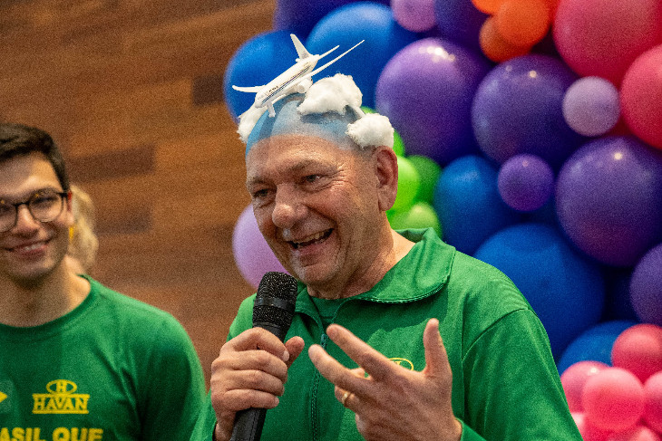 Luciano Hang, com um avião na cabeça. Foto: Divulgação/Havan.