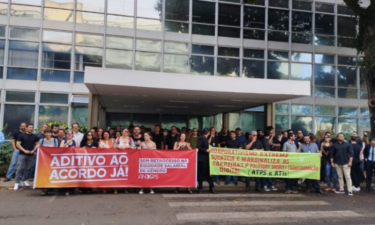 Analistas de TI protestam no Ministério da Gestão.