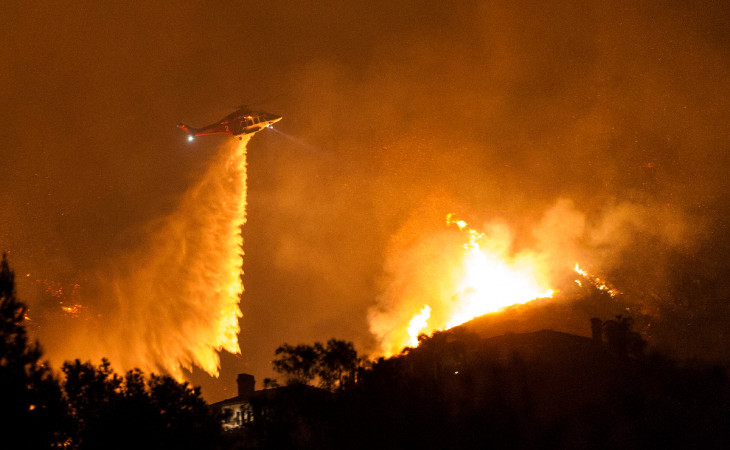 Bombeiros tentam combater fogo em Los Angeles. Foto: https://www.flickr.com/photos/41802269@N03/