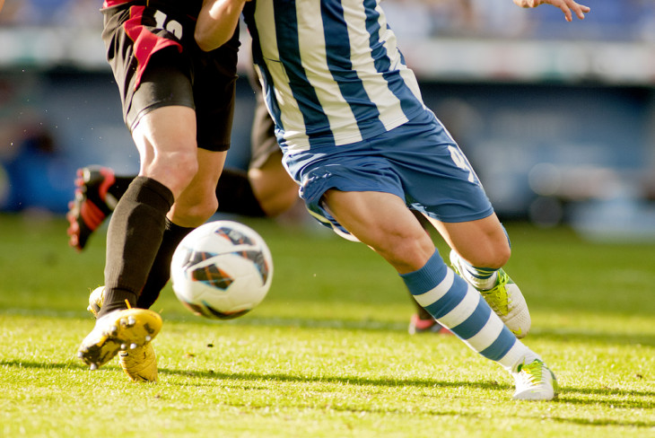 Disputa de bola entre LaLiga e gigantes de tecnologia. Foto: Depositphotos.