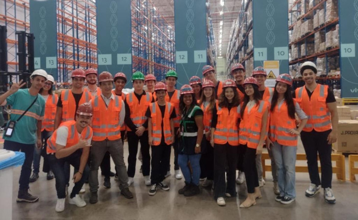 Alunos do Ibmec visitam galpão logístico da Log CP em Brasília. Foto: divulgação.
