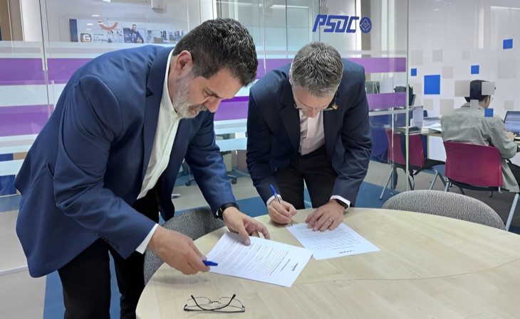 Ronaldo Aloise Júnior, da Tellescom, e Rafael Prikladnicki, da InvestRS, assinaram um termo de engajamento para o projeto. Foto: InvestRS/divulgação.