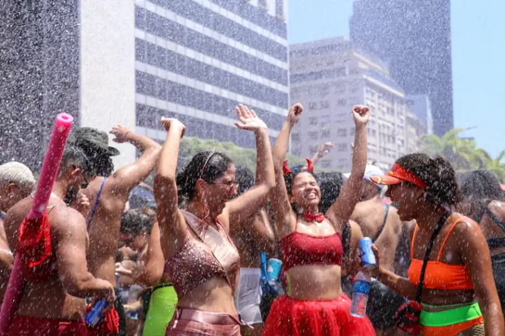 Foliões em bloco de rua no Rio de Janeiro - Foto: Tomaz Silva - Agência Brasil