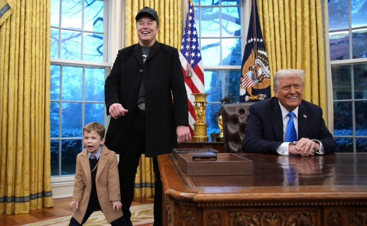 Donald Trump em coletiva de imprensa com Elon Musk e seu filho. Foto: RS/Fotos Públicas.