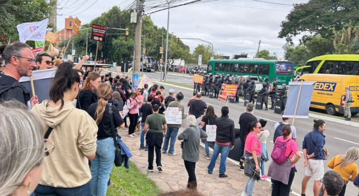 Protesto na frente do Summit. Foto: Divulgaçao.