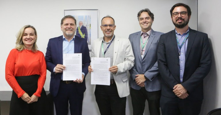 Serpro e Associação Paulista de Municípios são só sorrisos.