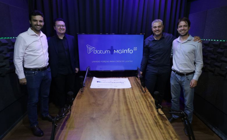 Emanoel Souza,CFO Datum e Alexandre Zanetti, CEO da Datum junto aos diretores da MG Info, Maurício Sotero e Marcelo Lamounier - Foto: Divulgação