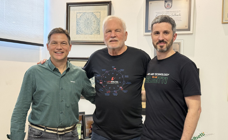 Da esquerda para a direita: Junior Selbach, CEO da Selbetti; Luiz Antônio Selbach, presidente da Sebetti; e Gabriel Pedroso, CEO da Unirede (Foto: Divulgação)