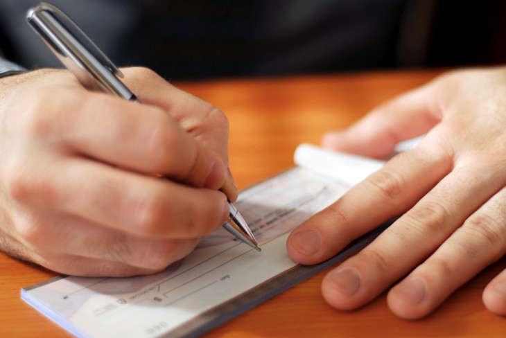 Dimensa acaba de assinar seu maior cheque. Foto: Depositphotos.