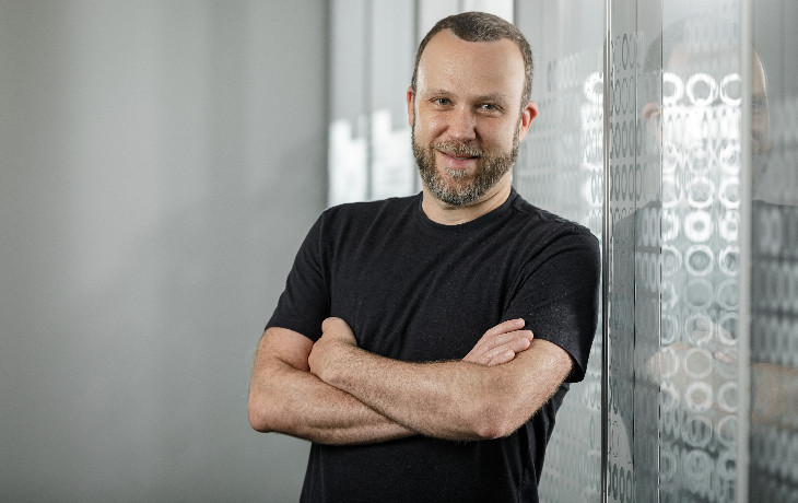 Dennis Herszkowicz riu por último.