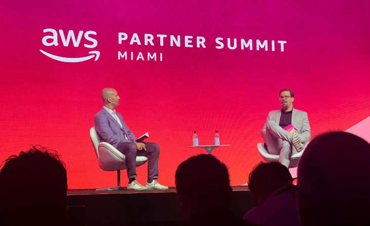 Felipe Demétrio de Souza, vice-presidente de Alianças da CI&T, no palco em evento da AWS em Miami.