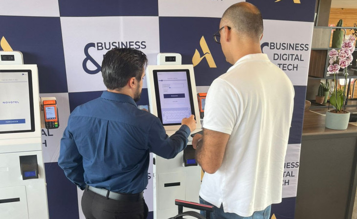 Totens de auto-check in da rede Accor - Foto: Divulgação